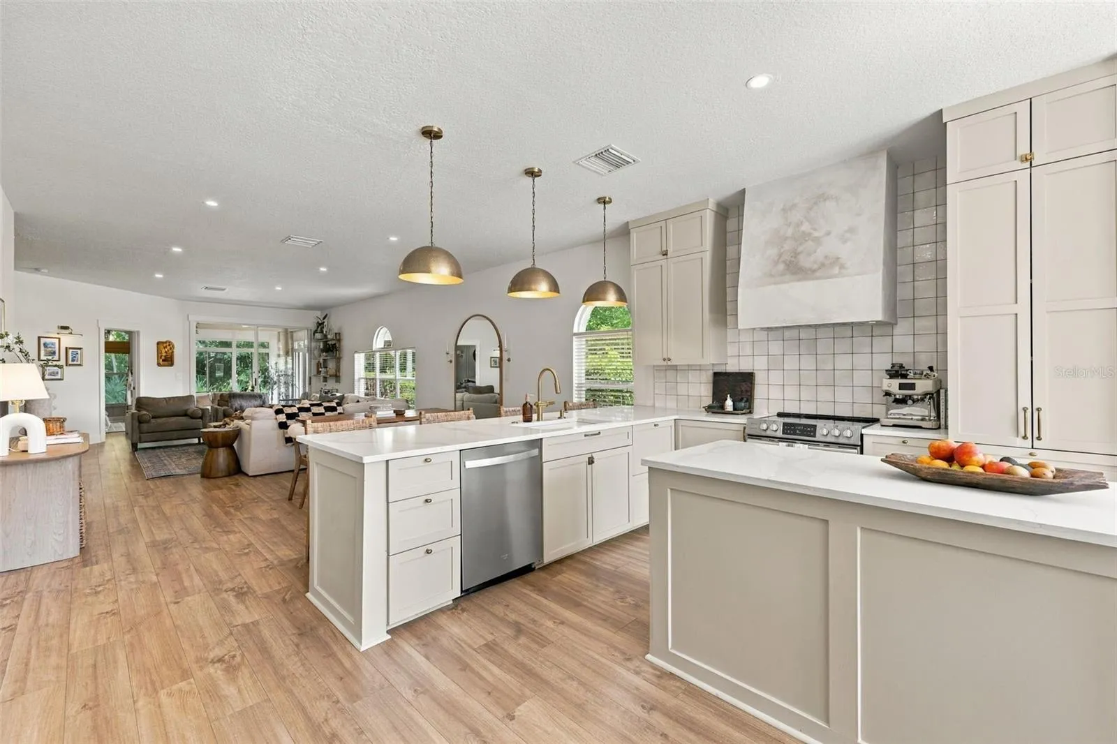 Kitchen / Breakfast Bar