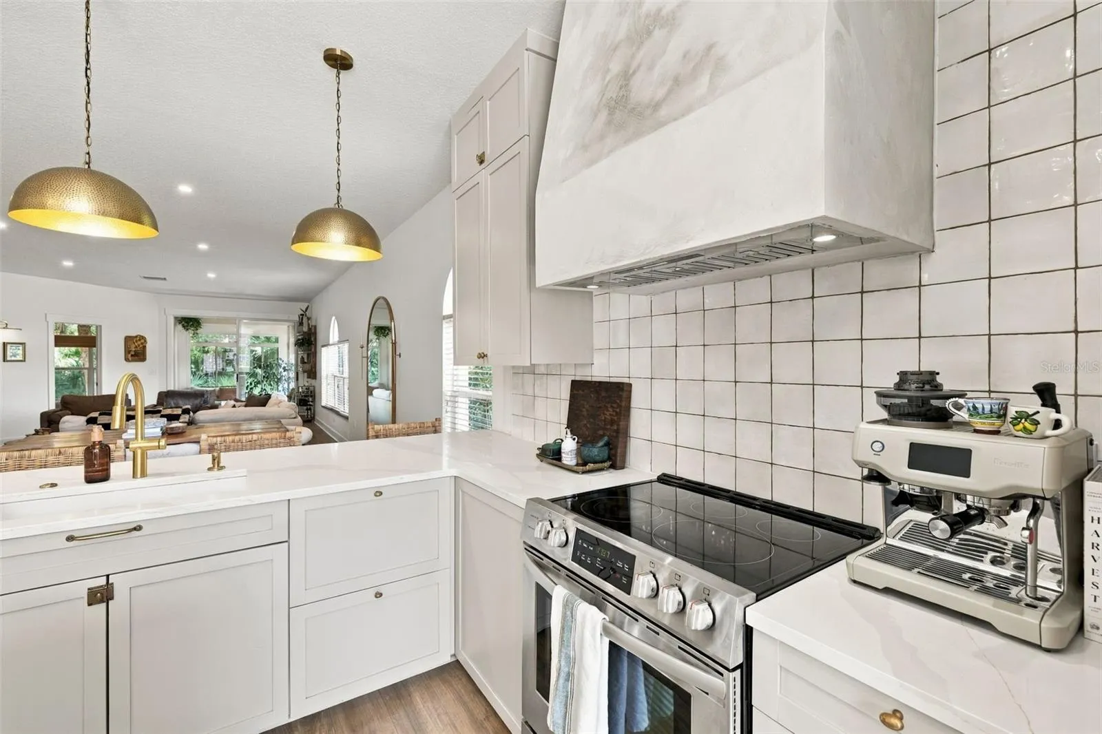 Kitchen / Breakfast Bar