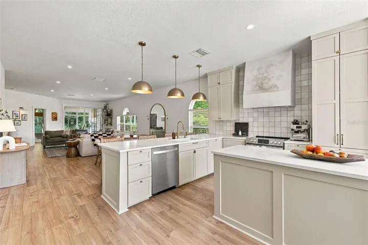 Kitchen / Breakfast Bar