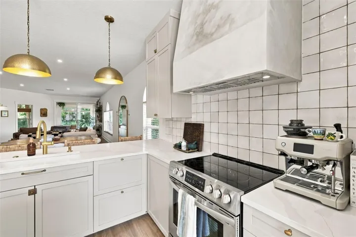 Kitchen / Breakfast Bar