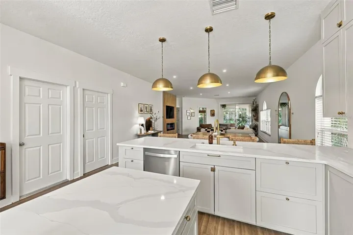 Kitchen / Breakfast Bar