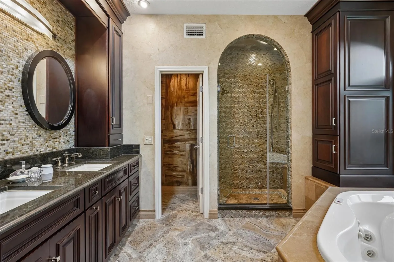 Primary En-suite Bathroom