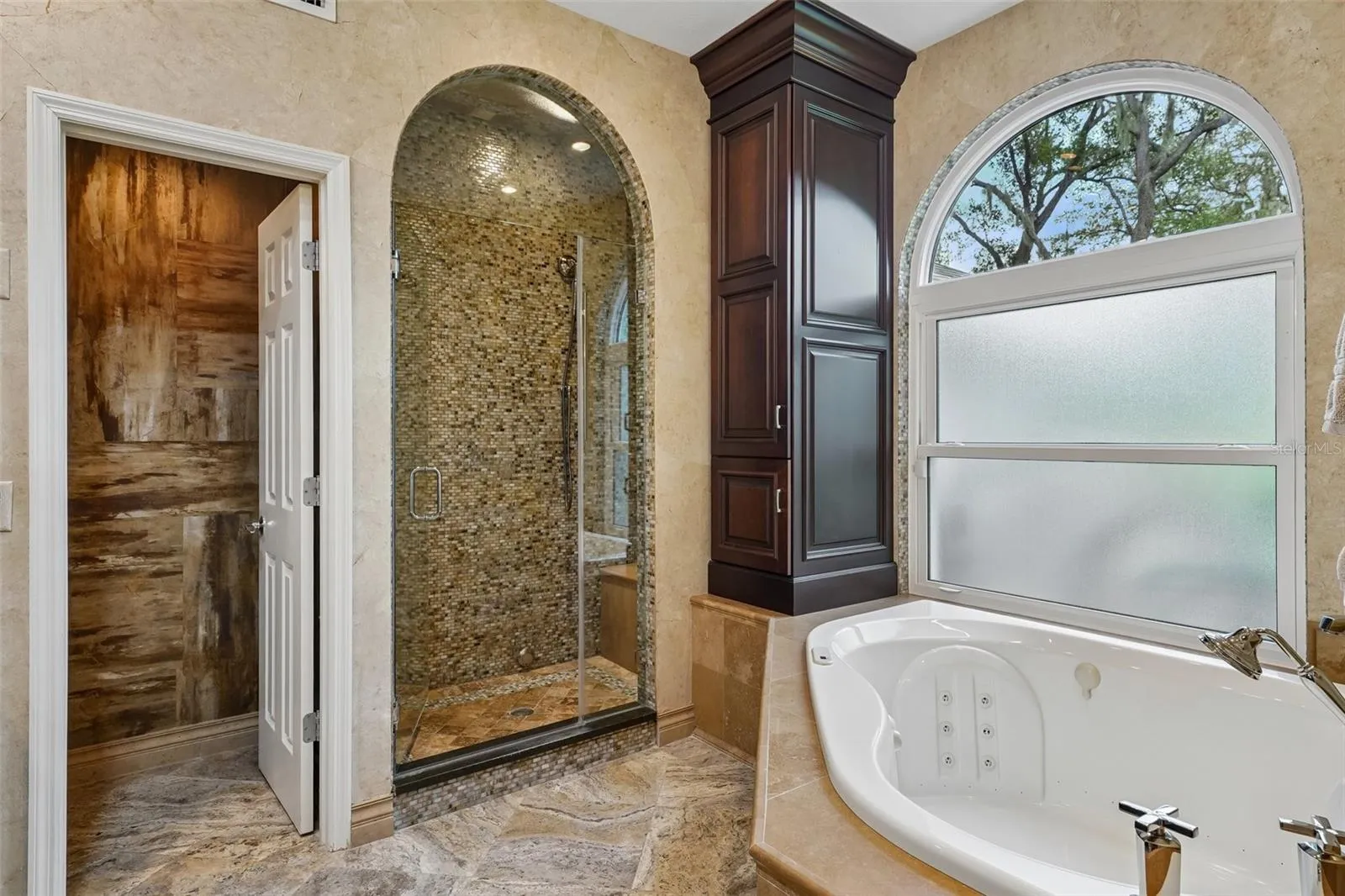 Primary En-suite Bathroom