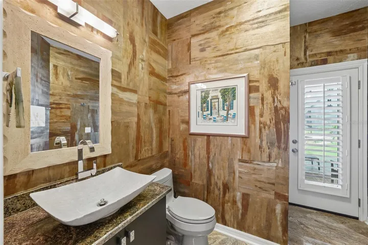 Pool Bathroom (4)