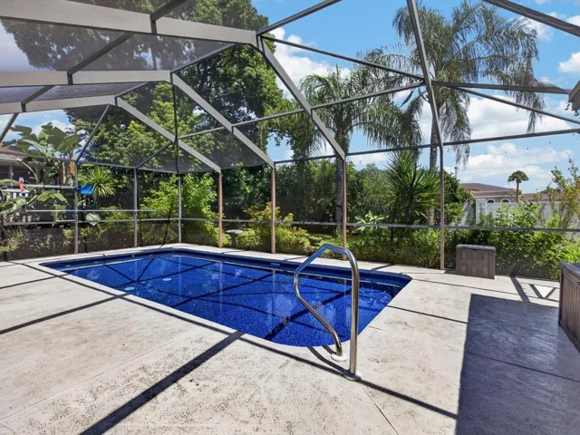 Grand Lanai Space Overlooking Beautifully Landscaped Yard