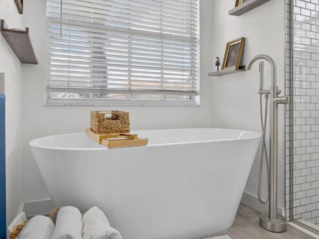 Freestanding soaking Tub