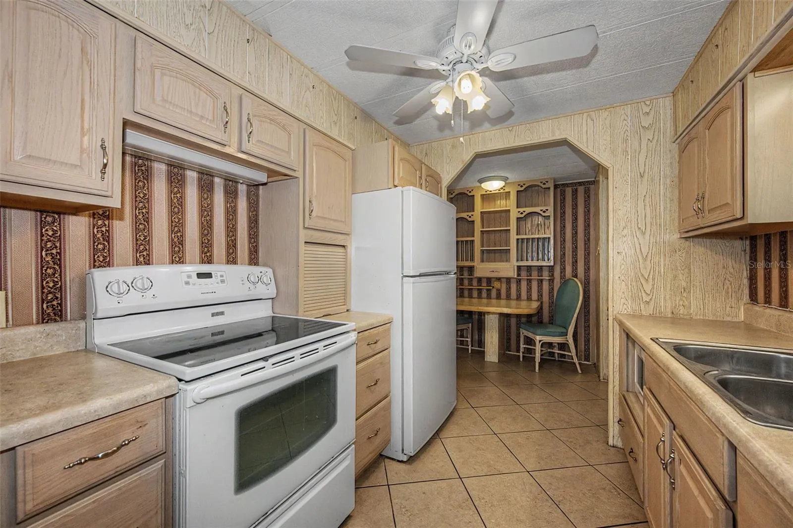kitchen w/ dinette