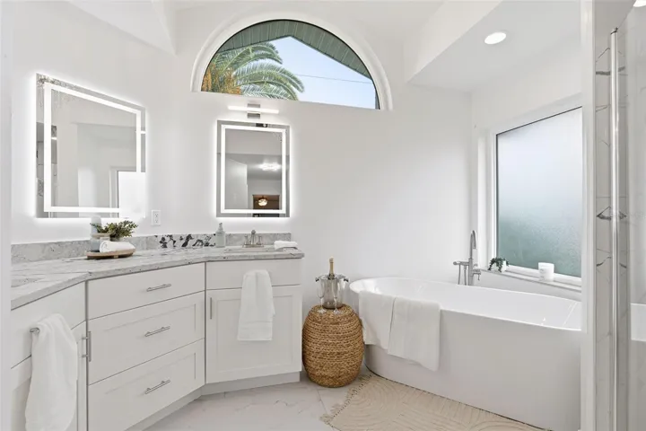 Primary en-suite bathroom