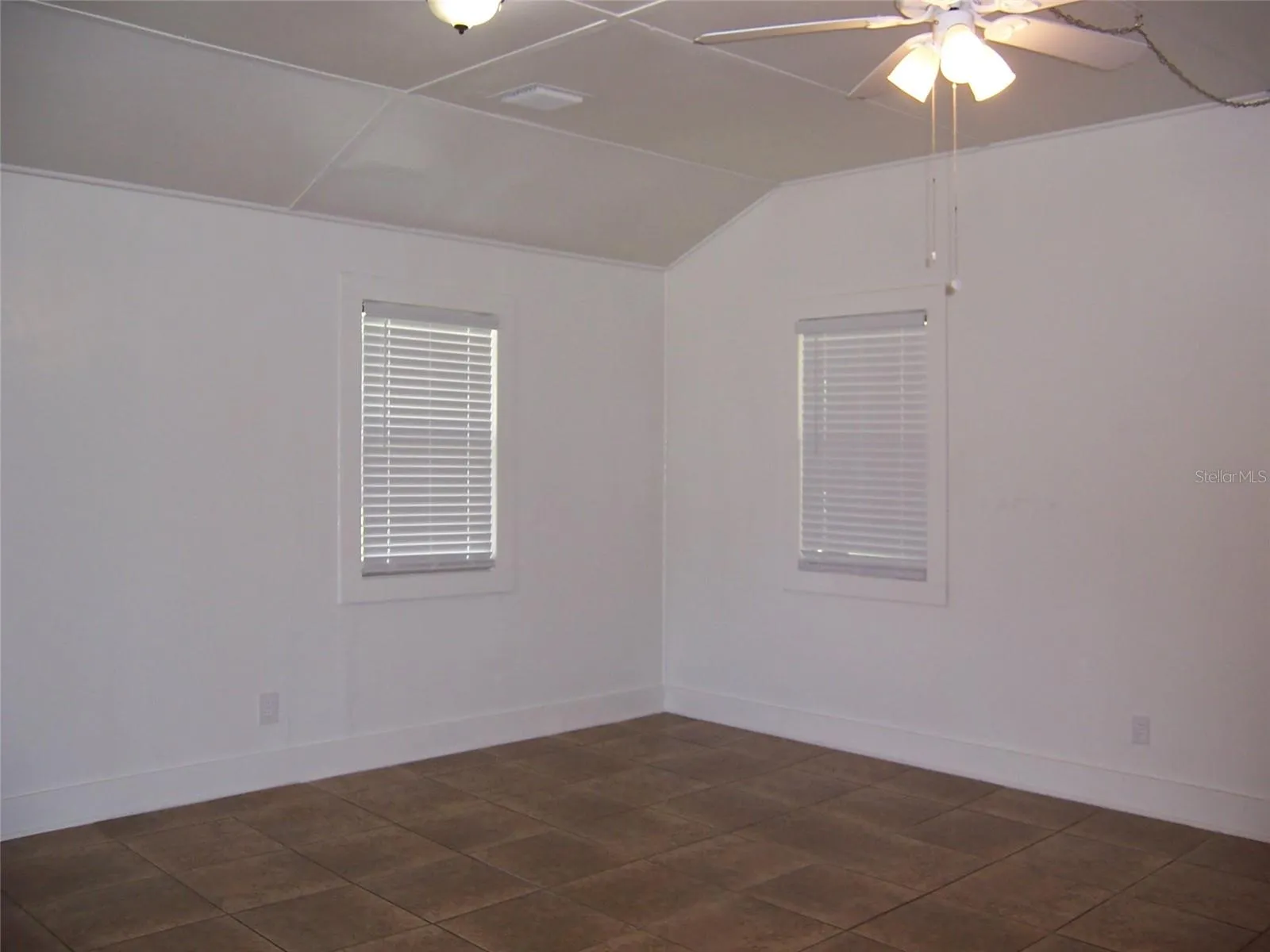 VERY HIGH CEILINGS WITH FANS
