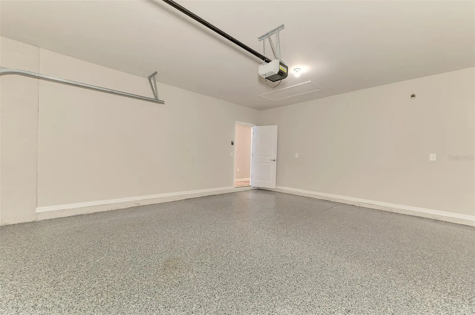 2 CAR GARAGE/NEW EPOXY FLOOR