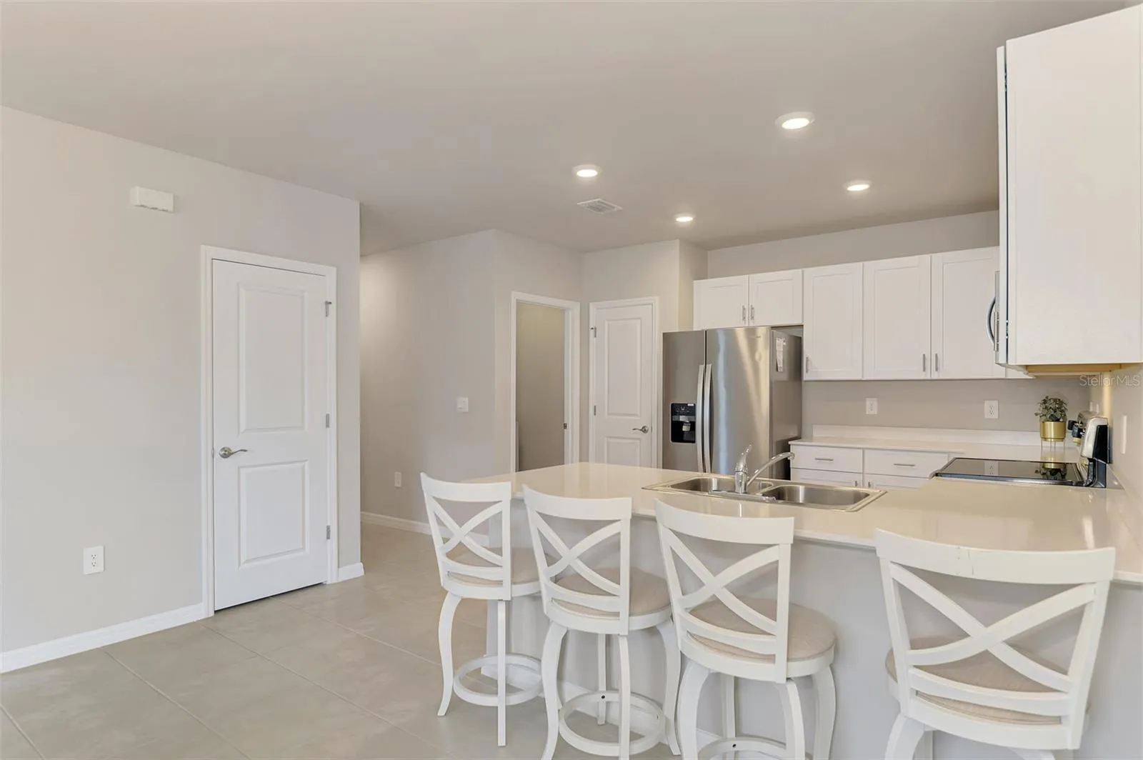 ISLAND/KITCHEN