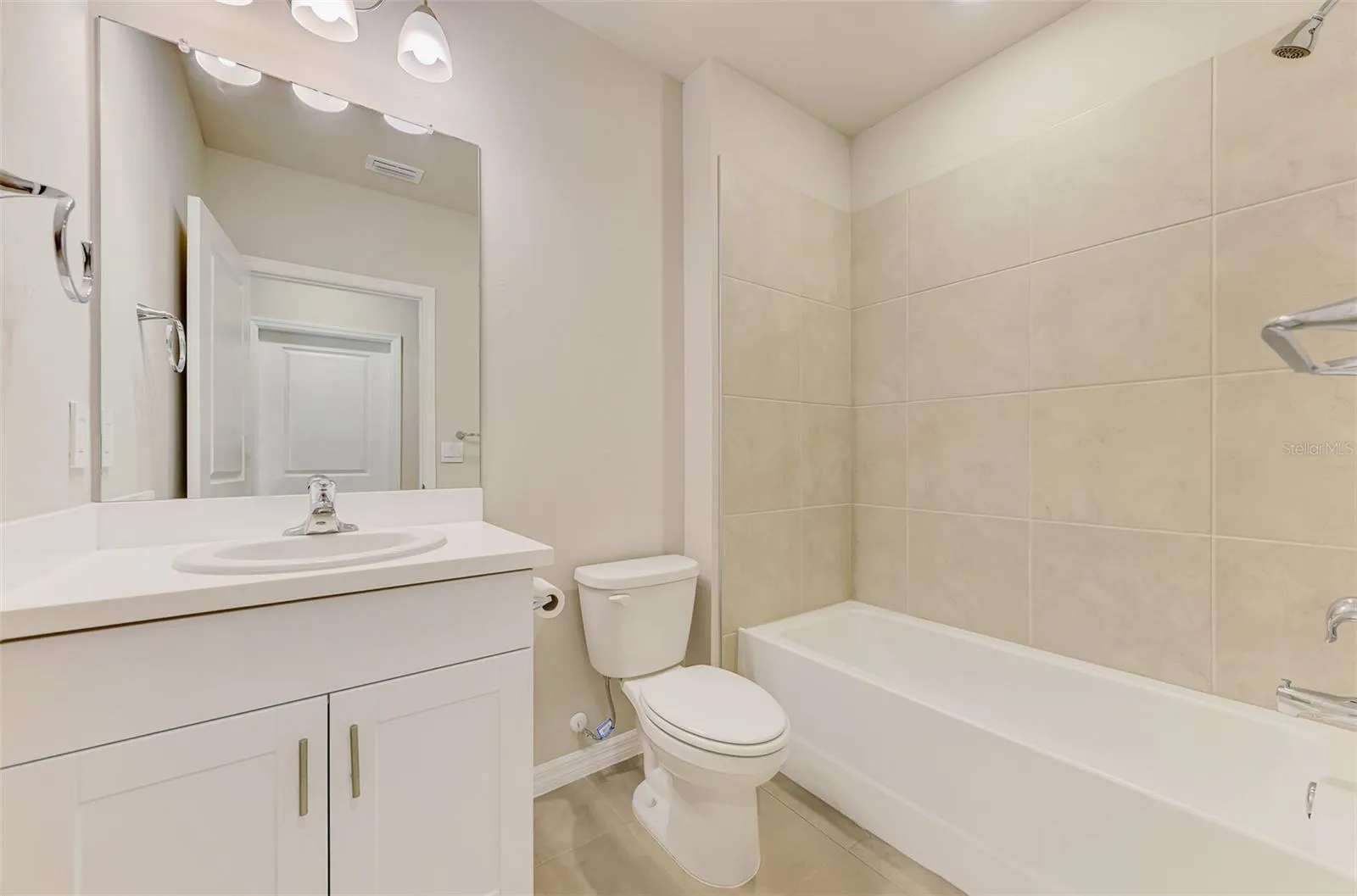 GUEST BATHROOM/SHOWER W TUB