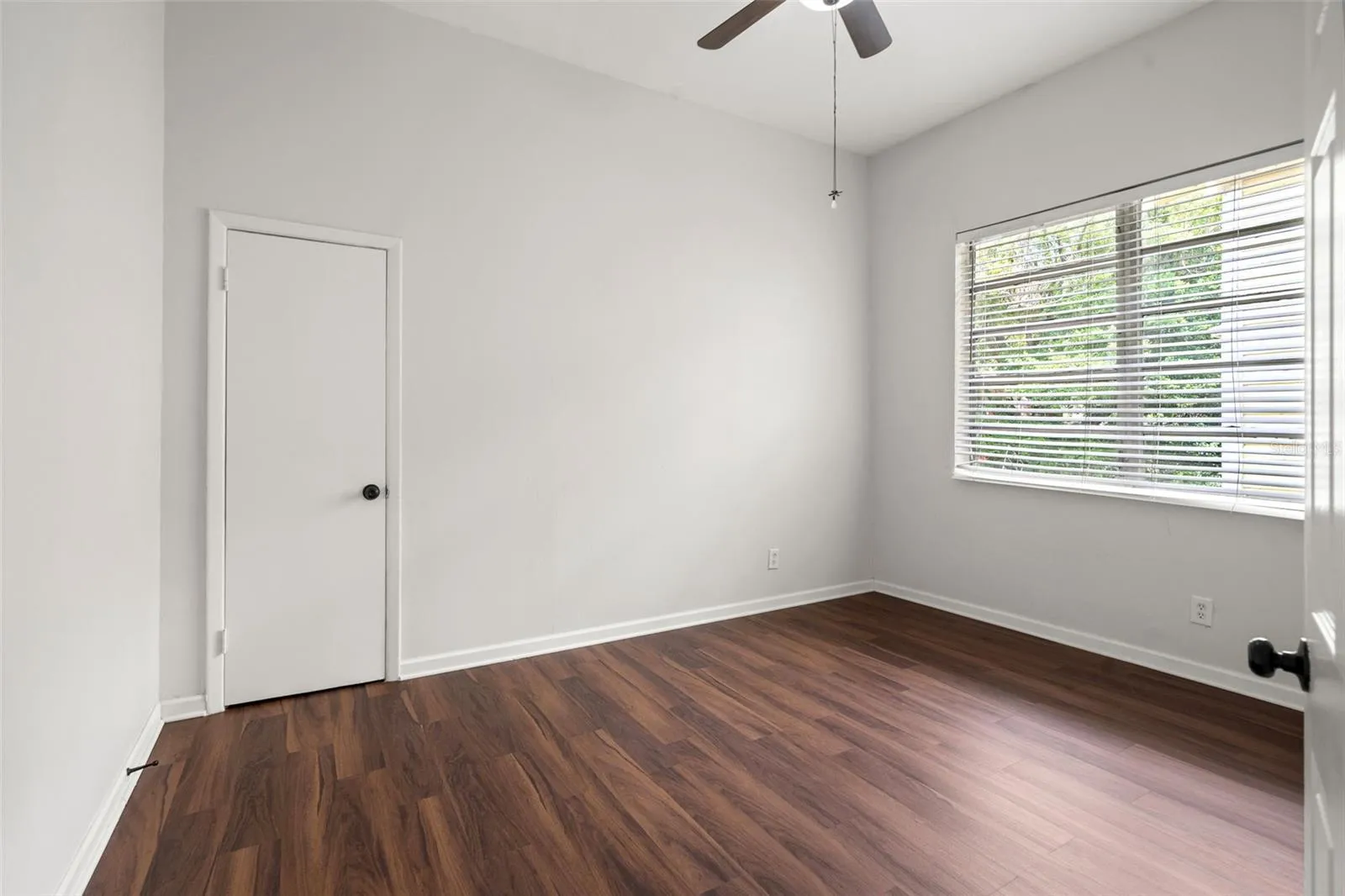 Middle bedroom