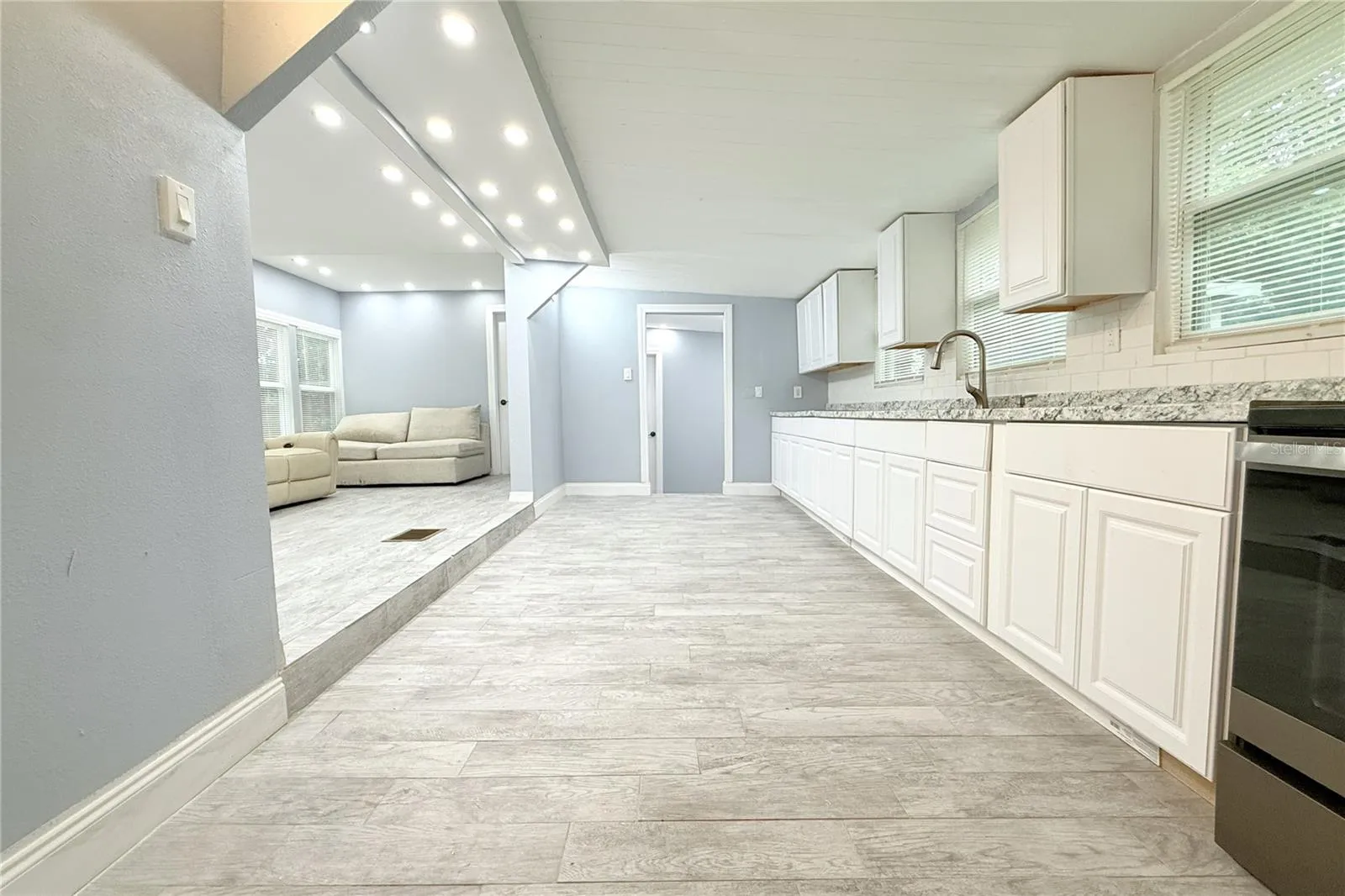 KITCHEN/DINING