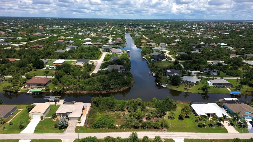 Beautiful Views of Intersecting Canals