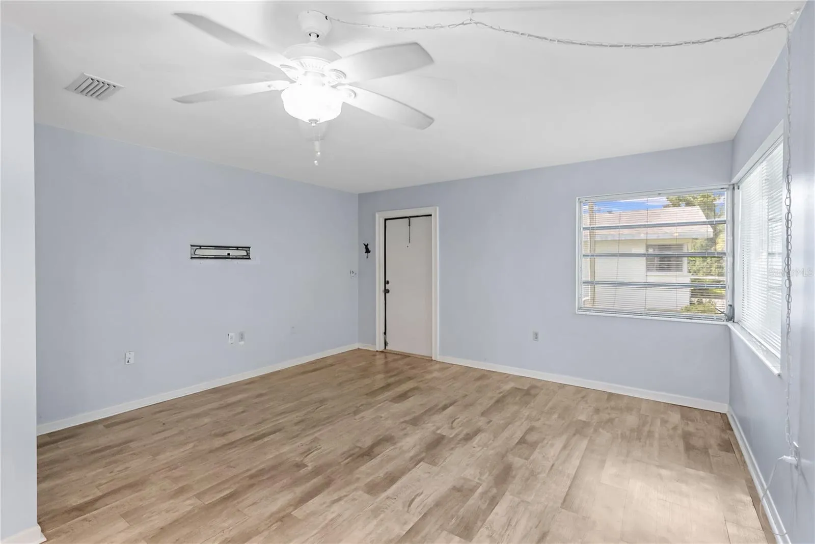 Entryway/living area