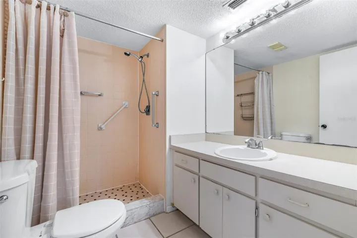 En suite bathroom in primary suite