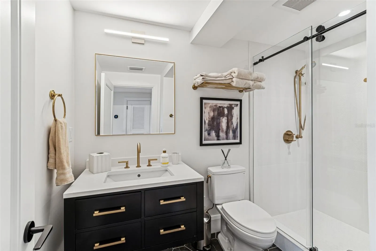 Bathroom 4 / First Floor