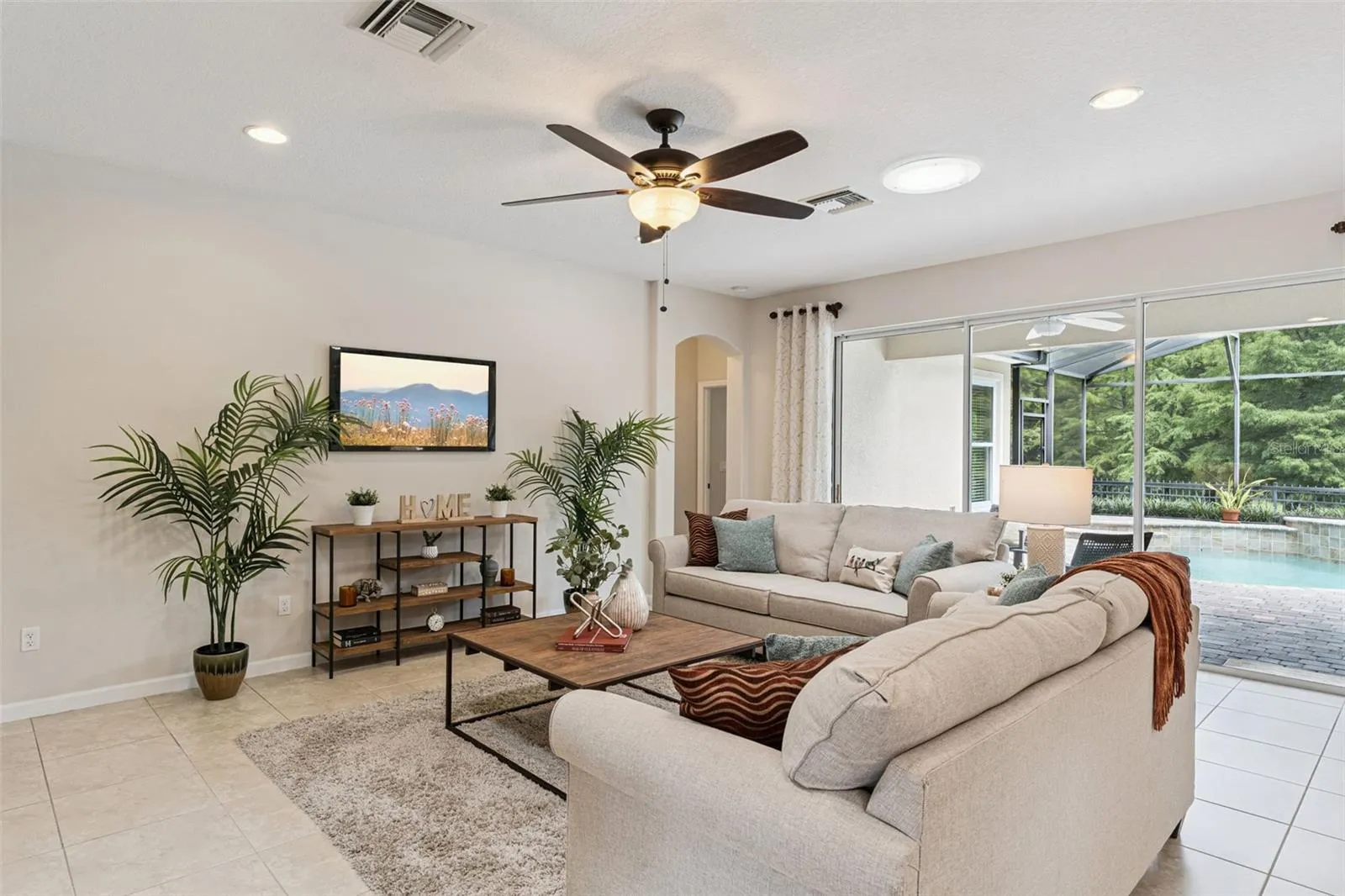 17' x 21' Great Room w/ 2 solar tubs, recessed lighting & a ceiling fan