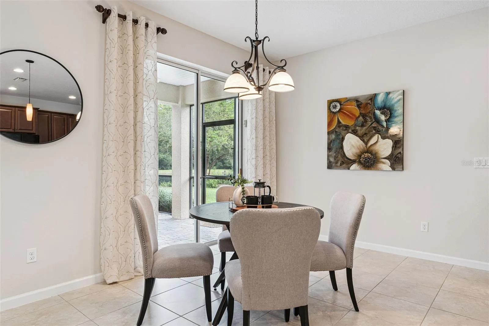 12' x 10' Dinette area