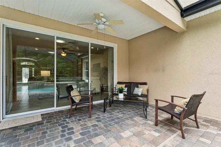 Covered patio w/ 2 ceiling fans