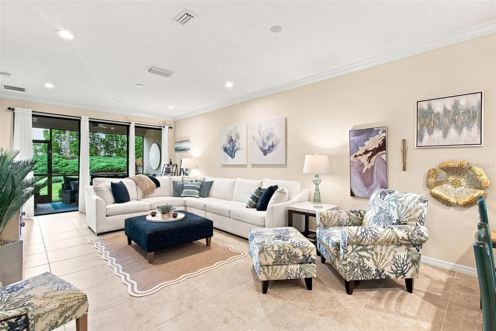 Living room with access to the Lani