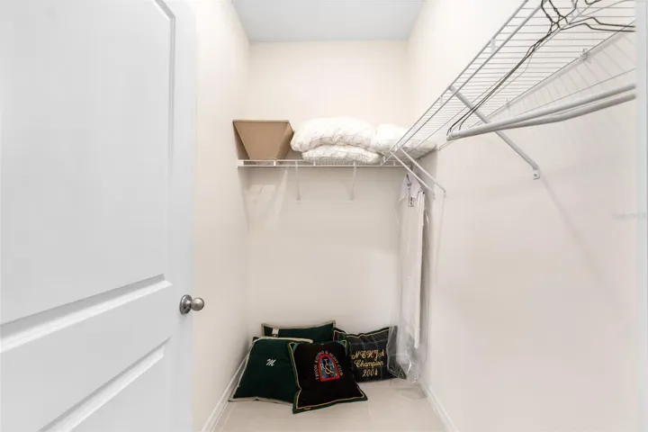 WALK-IN CLOSET