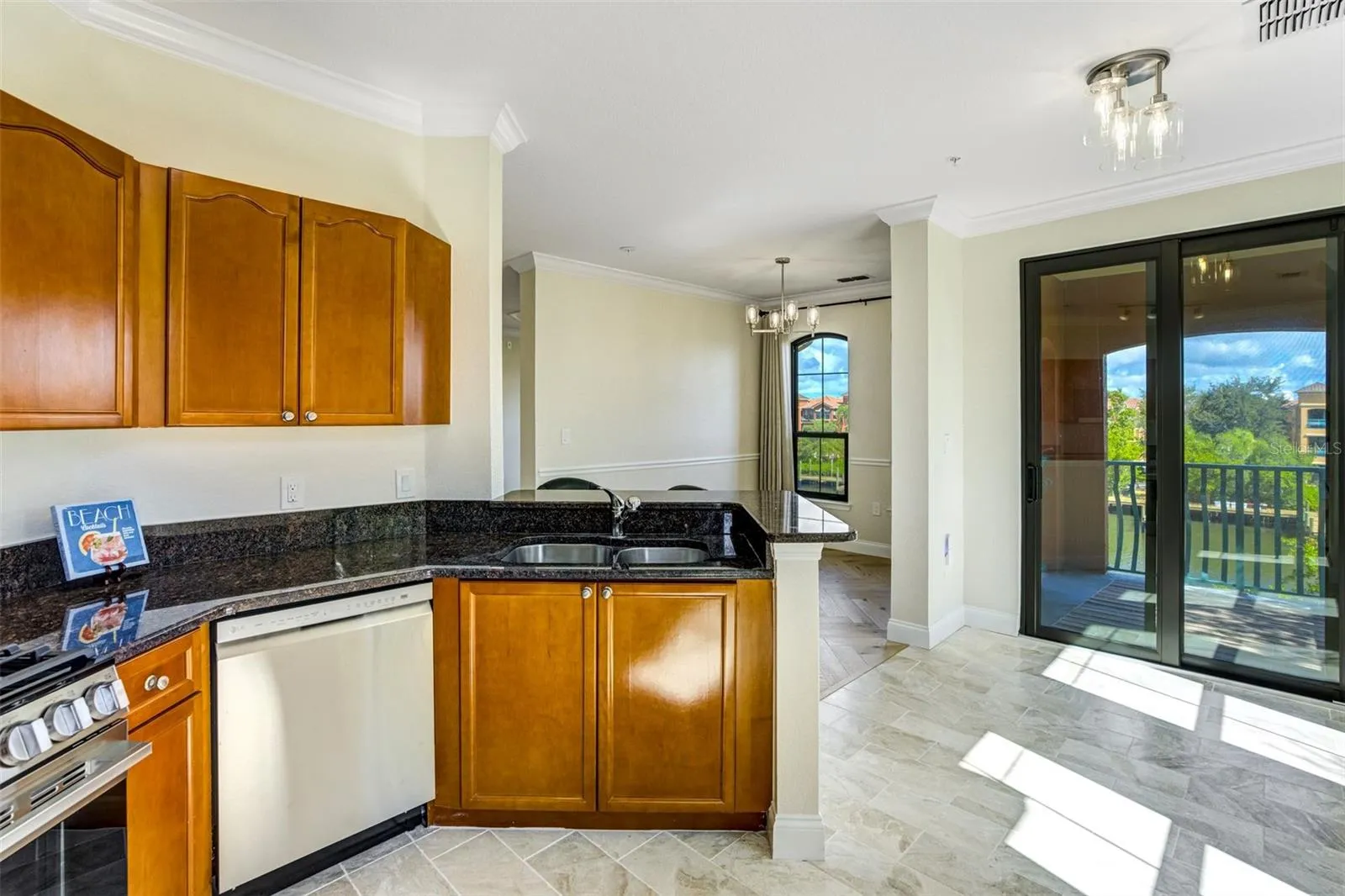 Light and bright corner end unit
