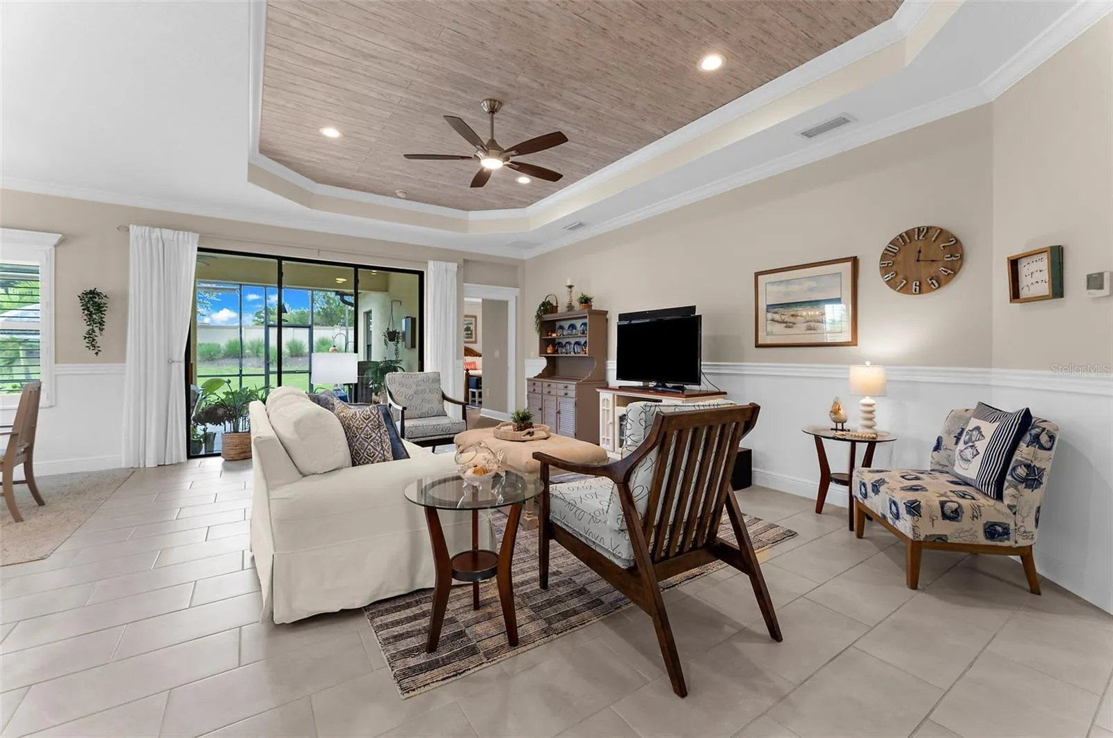 Look at the feature tray ceiling! Custom!
