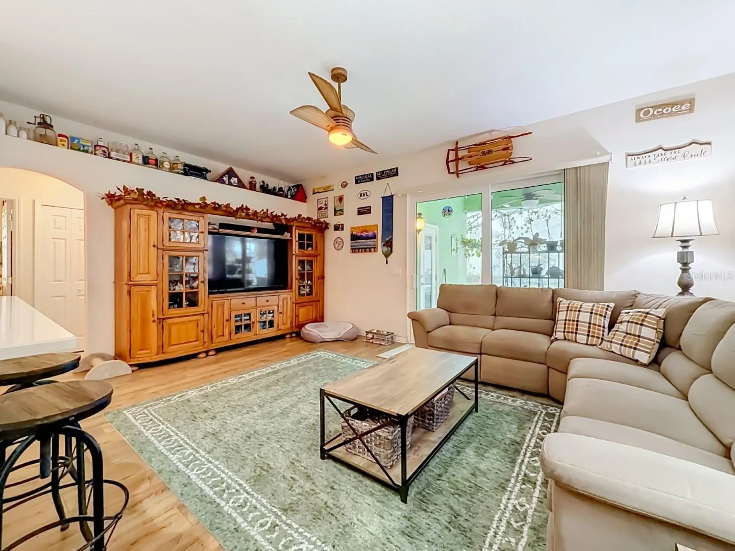 LARGE FAMILY ROOM