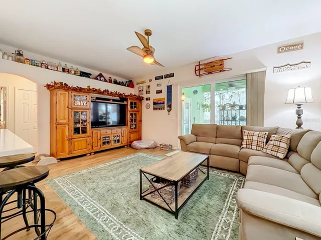 LARGE FAMILY ROOM