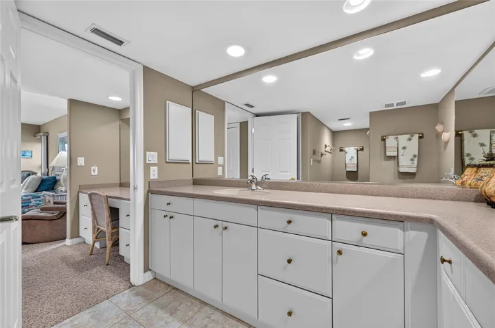 Ensuite bath/desk area