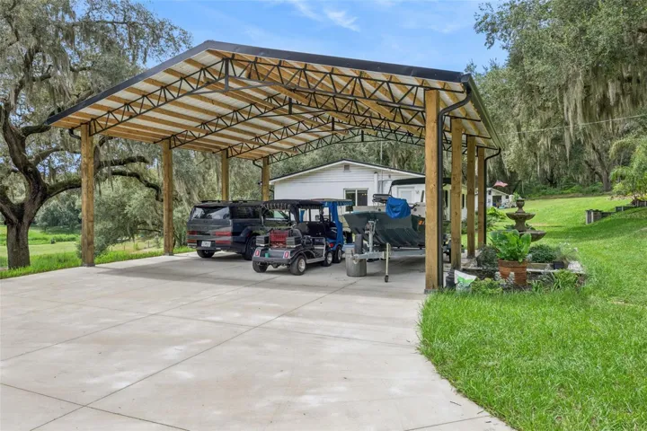 Ample outdoor space to enjoy hobbies, gardening, or simply relaxing under the shade of heritage oaks.