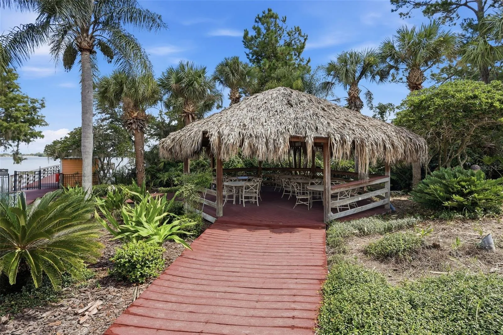 Tiki lounge!