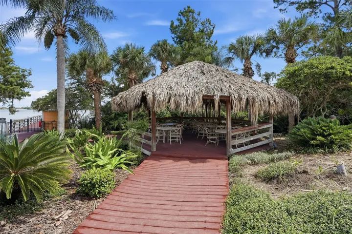 Tiki lounge!