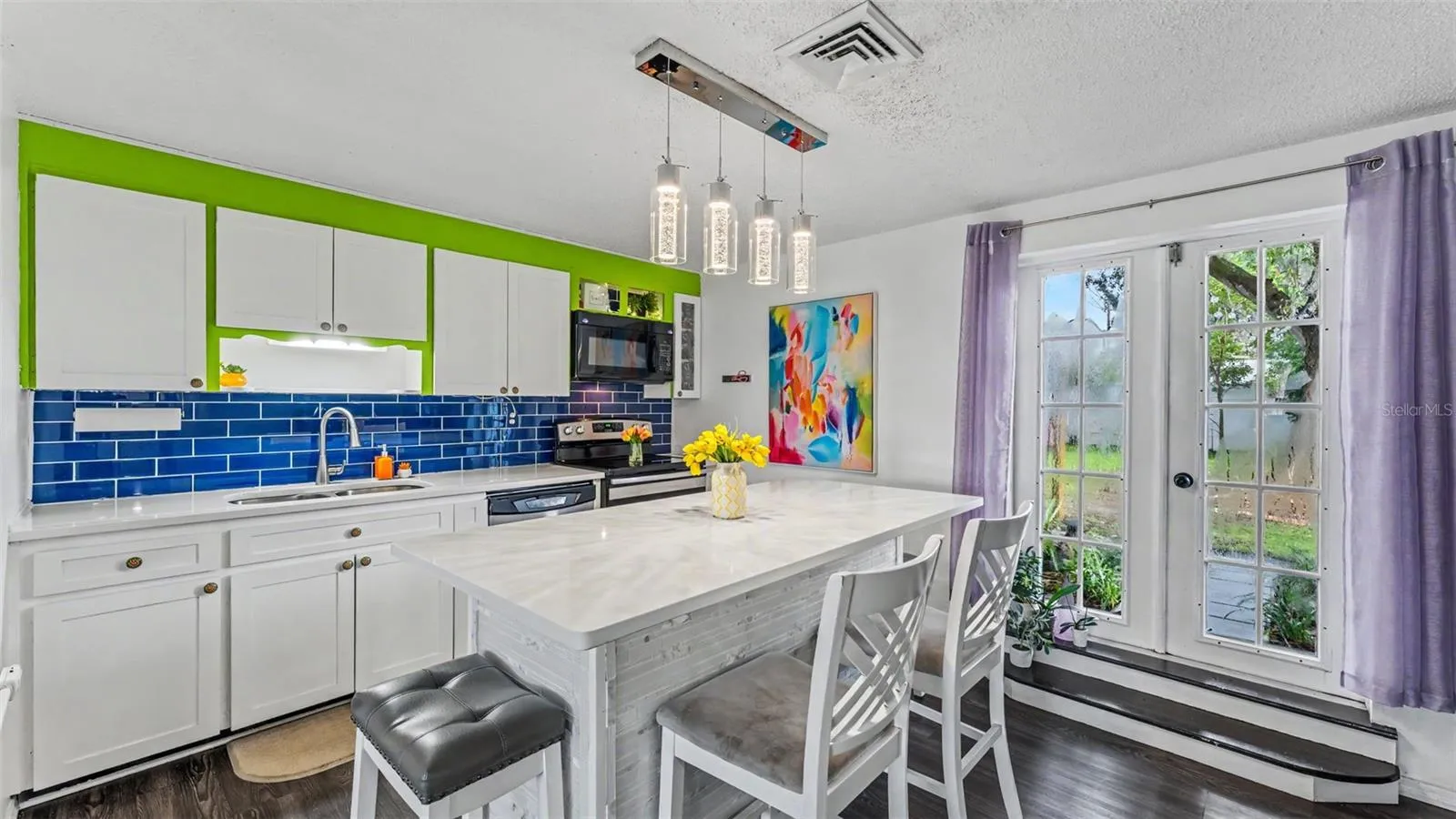Beautiful quartz countertop with eat in island
