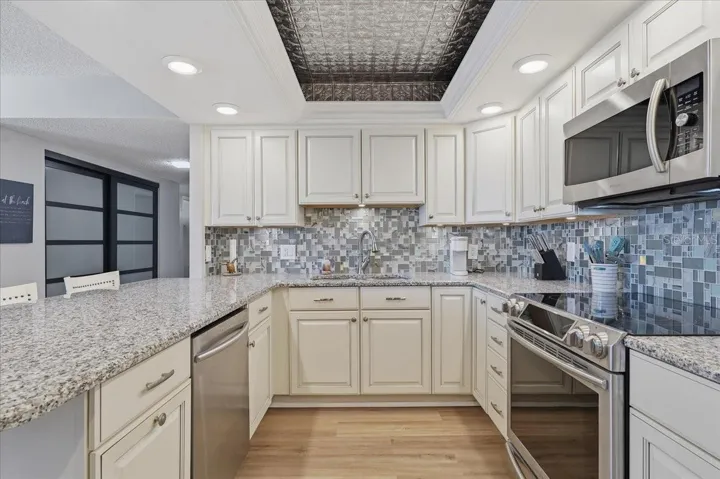 GRANITE COUNTERTOPS AND GLASS TILE BACKSPLASH ~ IT'S ALL ABOUT THE DETAILS!