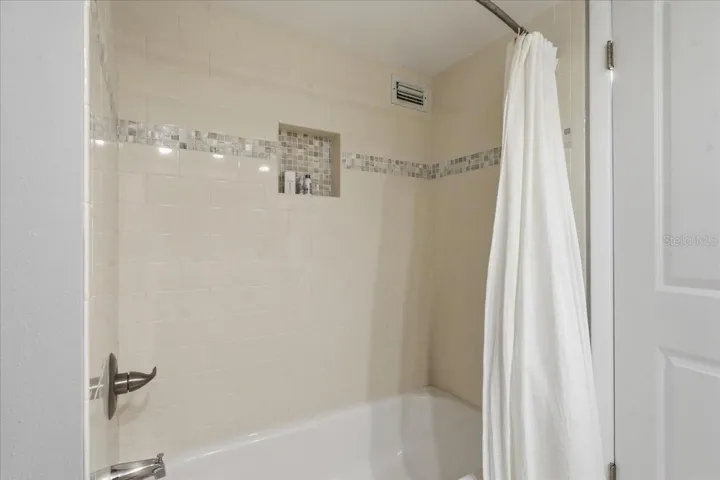 SHOWER/TUB COMBO IN THE PRIMARY BATH