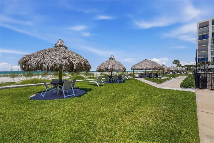 TROPICAL OASIS RIGHT AT YOUR FINGERTIPS!