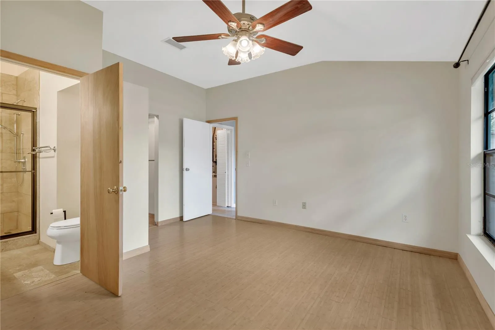 Updated En-Suite Primary Bathroom