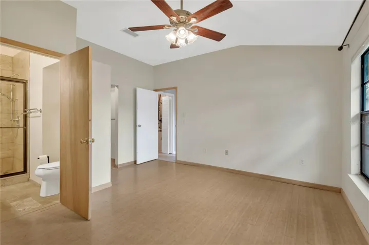 Updated En-Suite Primary Bathroom