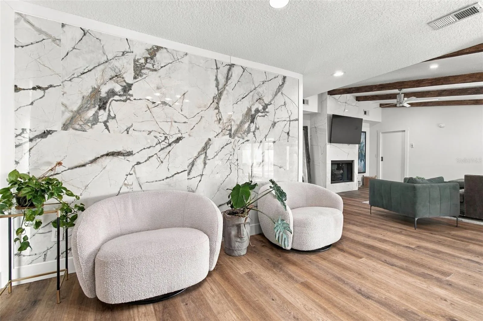 Beautiful tile wall seating area off the kitchen/ could be used as formal dining