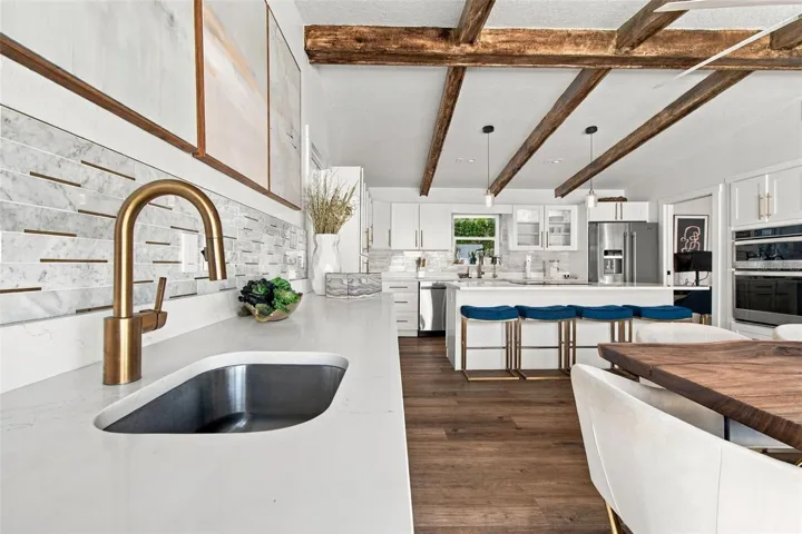 Built in wet bar in the kitchen