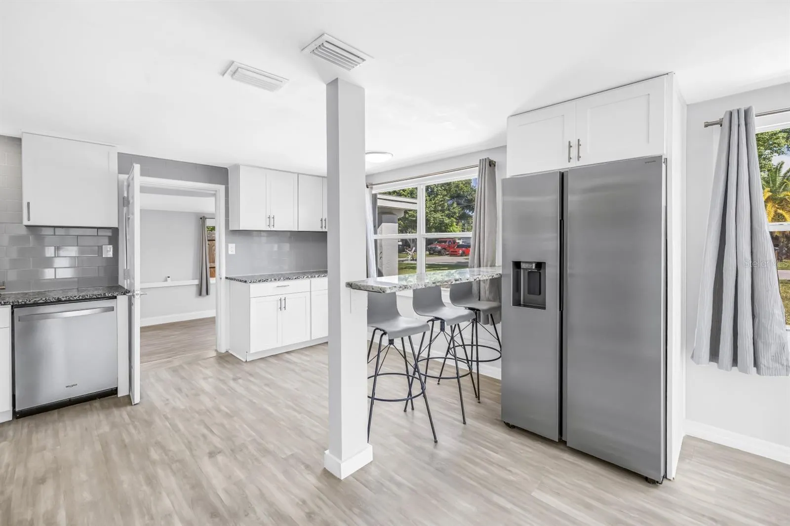 Kitchen with breakfast bar