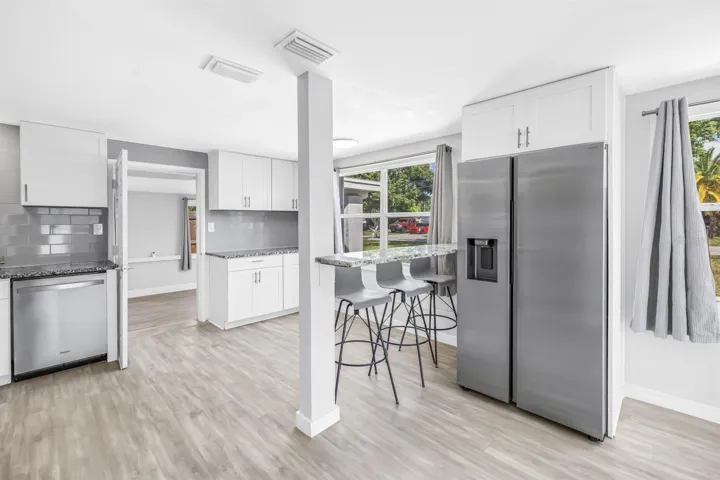 Kitchen with breakfast bar
