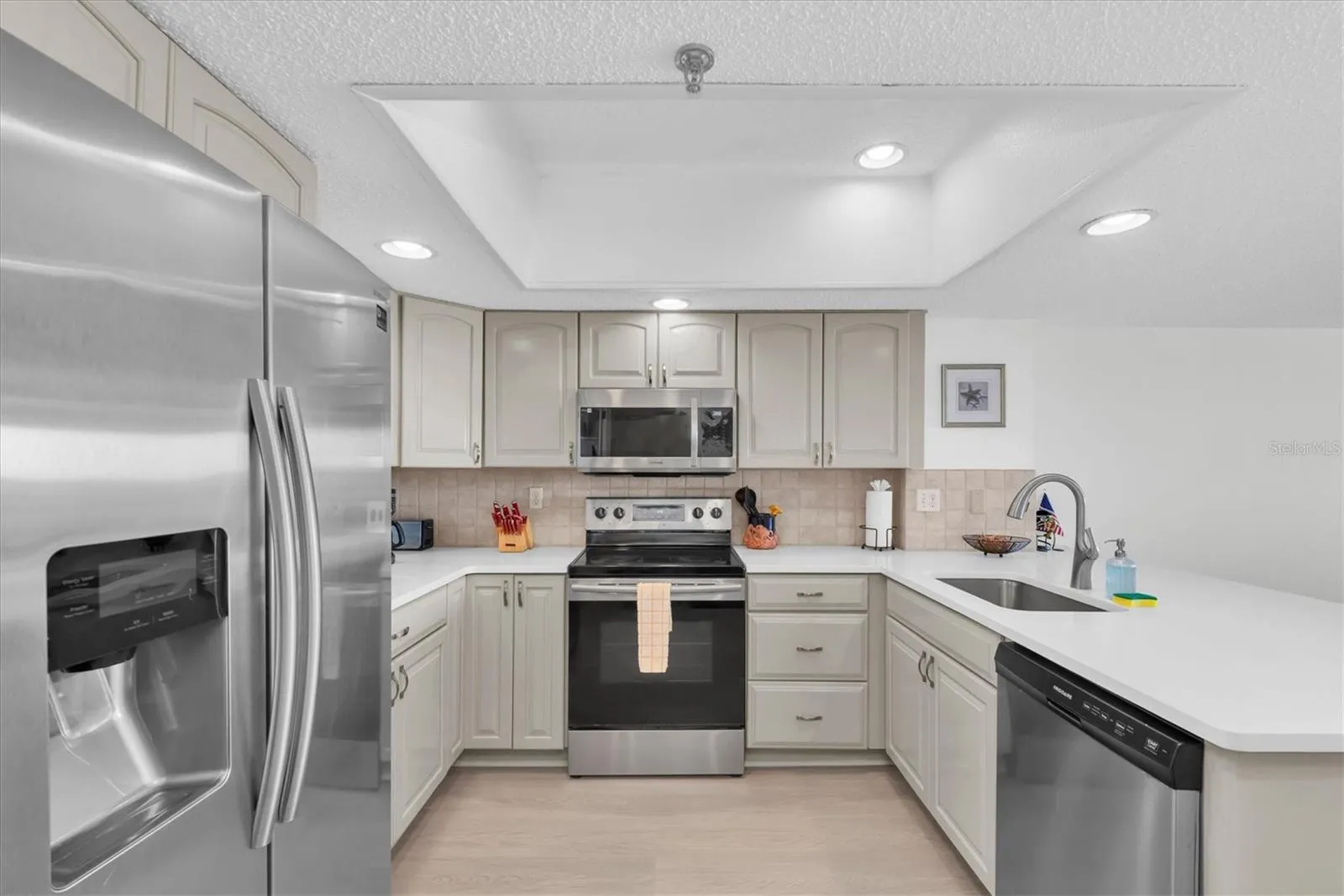 Kitchen with breakfast bar