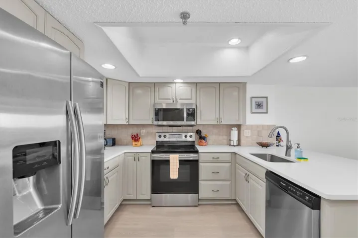 Kitchen with breakfast bar