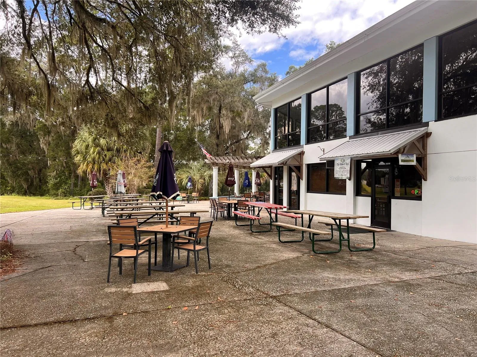 Cheers restaurant patio at Rainbow Springs Clubhouse