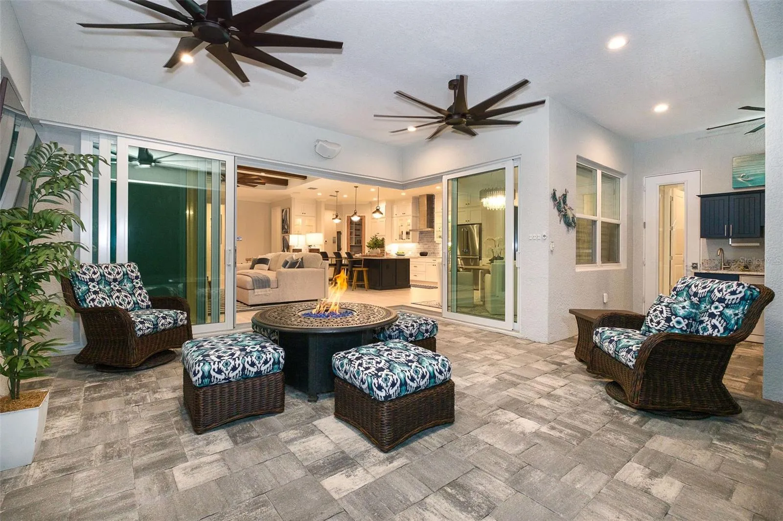Lanai Open to Living