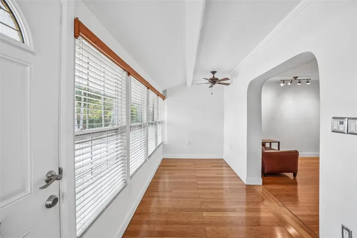 FRONT ENTRY AREA, ADDITIONAL SITTING SPACE
